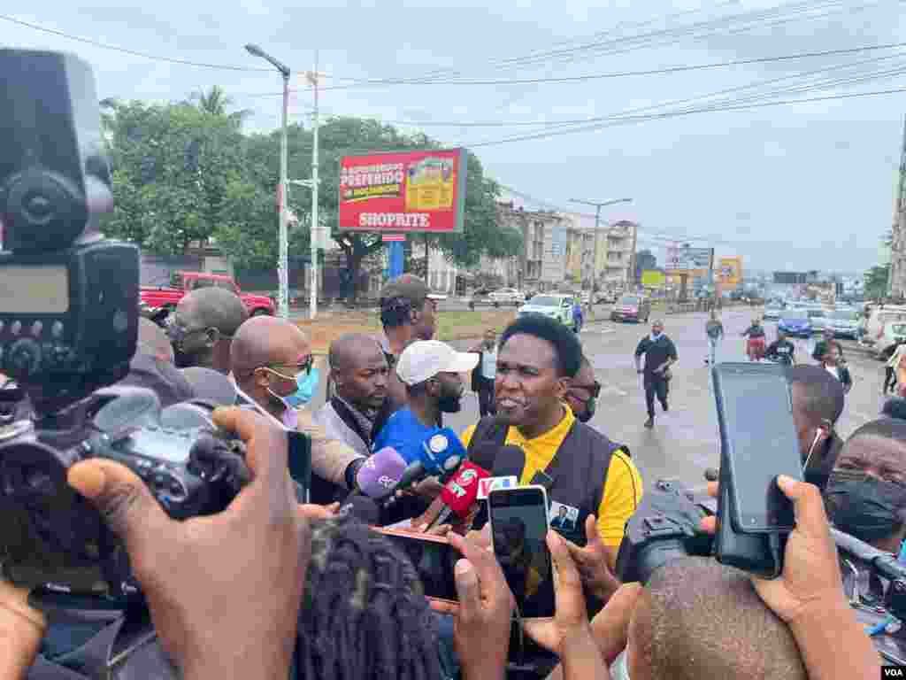 Venâncio Mondlane fala a jornalistas na praça da OMM em Maputo. 21 de outubro