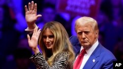 Izabrani predsednik Donald Tramp i buduća prva dama Melanija (AP/Evan Vucci)