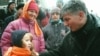 Zoran Djindjić obraća se devojčici na opozicionoj proslavi Nove godine na Trgu republike 31. decembra 1996.