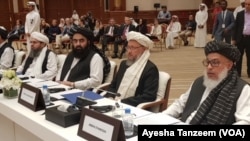 Mambobin kungiyar Taliban a zaman tattaunawar da aka yi a Doha, babban birnin Qatar
