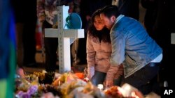 Građani odaju poštu žrtvama masakra u gej klubu u Kolorado Springsu (Foto: AP/Jack Dempsey)
