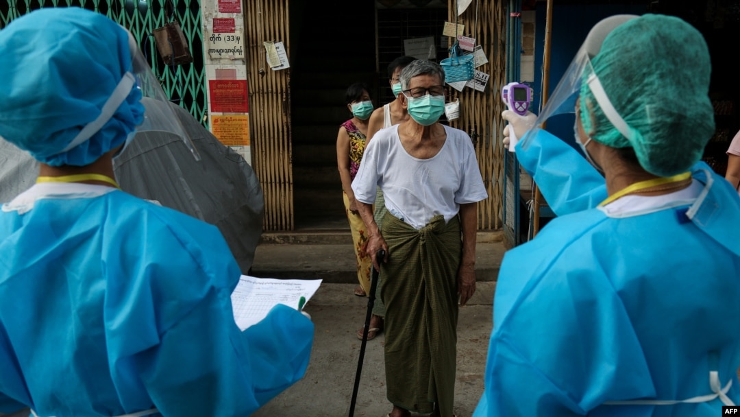 ရန်ကုန်မြို့မှာ ကိုရိုနာဗိုင်းရပ်စ် ကူးစက်မှုရှိမရှိ အိမ်တိုင်ရာရောက် လိုက်လံစစ်ဆေးနေတဲ့ ကျန်းမာရေးဝန်ထမ်းများ။ (မေ ၁၇၊ ၂၀၂၀)