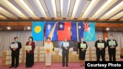 資料照：台灣外交部官員與馬紹爾群島、帕勞、圖瓦盧及瑙魯駐台大使2020年4月15日在台灣捐贈醫療物資儀式上合影(台灣外交部網站)