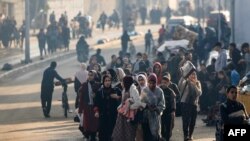 Palestinci se sele u bezbednija pordučja posle nastavka izraelskih vazdušnih udara na Rafu u južnom delu Pojasa Gaze 1. decembra 2023. (Foto: AFP/Mahmud Hams)