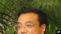中國副總理李克強在香港宣佈外國投資者可以購買人民幣證券。