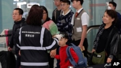 港府提升应对神秘肺炎的级别，2020年1月4日在香港机场检测旅客体温。