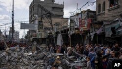 Palestinezët inspektojnë dëmet pas sulmit izraelit në Rafah, Rripi i Gazës, më 4 mars, 2024/AP