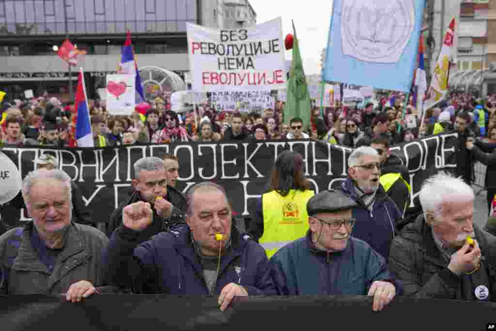 Protest podržavaju sve starosne strukture (AP Photo/Darko Vojinovic)