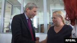 Novinarka dnevnika "Vijesti" Olivera Lakić sa evropskim komesarom za proširenje Johanesom Hanom