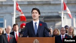 Canadian Prime Minister Justin Trudeau speaks to the crowds outside Rideau Hall after the Cabinet's swearing-in ceremony in Ottawa, Nov. 4, 2015.