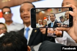 Menteri Energi dan Sumber Daya Mineral (ESDM) Bahlil Lahadalia dalam konferensi pers di Kantor Kementerian ESDM, di Jakarta, Senin (3/2).(Facebook/BahlilLahadaliaOfficial)