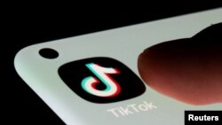 資料照片：智能手機屏幕上的TikTok應用標誌。 (路透社)