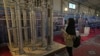 Seorang pelajar melihat mesin sentrifugal buatan lokal dalam sebuah pameran terkait pencapaian nuklir Iran di Teheran, pada 8 Februari 2023. (Foto: AP/Vahid Salemi)