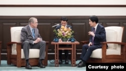 美國俄勒岡州共和黨聯邦參議員傑夫‧默克利(左)訪問與台灣總統賴清德在總統府舉行會談。 (2024年11月26日,台灣總統府提供)