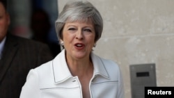 Britanska premijerka Tereza Mej izlazi iz BBC-ja posle gostovanja u političkom programu Endrua Mara 15. jula 2018. 