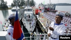 柬埔寨海軍士兵在西哈努克省雲朗海軍基地舉行的移交儀式上在一艘中國海軍巡邏艦上升起柬埔寨國旗。（2007年11月7日）