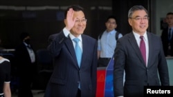 中國新任駐美大使謝鋒(揮手者）2023年5月23日抵達紐約肯尼迪國際機場。（路透社）