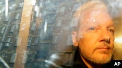 Osnivač Vikiliksa Džulina Asanž u policijskom automobilu 
