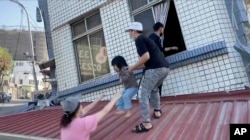 台灣花蓮正從被地震震得歪斜的建築裡救出一名女童。 （2024年4月3日）