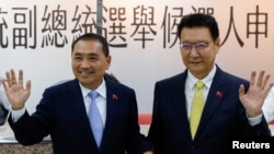 國民黨參選人侯友宜與競選拍檔，前台灣立委、現任台媒《中廣公司》董事長趙少康。