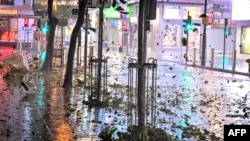 2023年9月1日，在香港銅鑼灣的一條街上，颱風“蘇拉”帶來的強風導致碎片飛揚。（法新社）