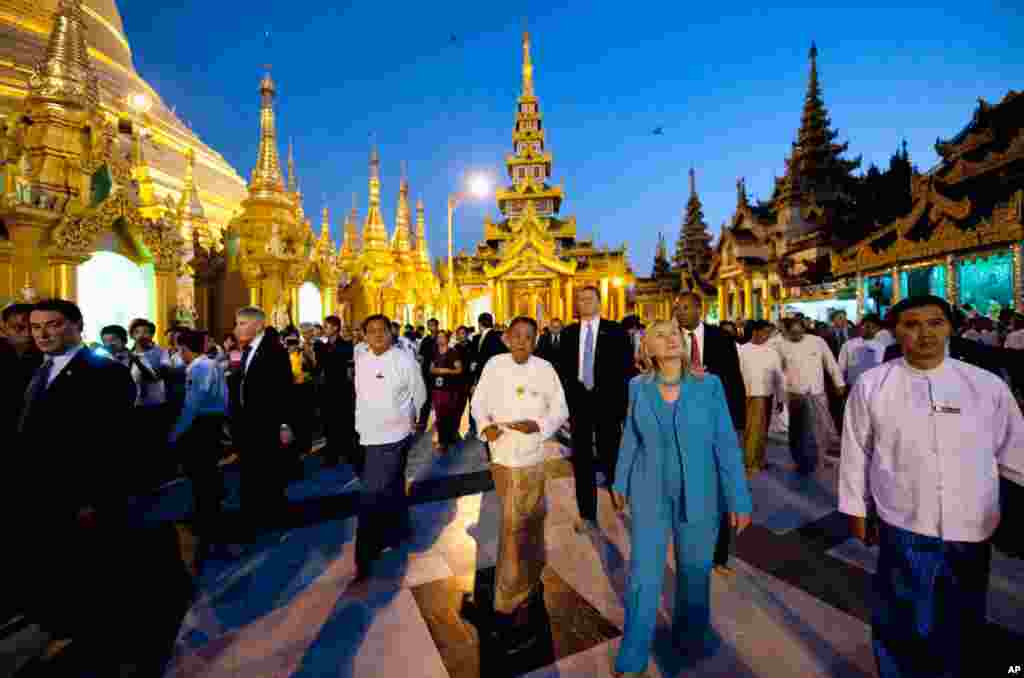 Ngoại trưởng Clinton đi thăm Chùa Shwedego, hay Chùa Vàng, ở Rangoon, Miến Điện, 1-12-2011.