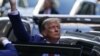 Mantan Presiden AS Donald Trump menyapa para pendukungnya di luar properti miliknya di Manhattan, Kota New York, pada 11 Januari 2024. (Foto: Reuters/David Dee Delgado)