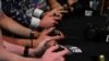 ภาพผู้เล่นกับจอยสติกของเครื่องเล่นเกม ในงาน Gamescom ที่เมืองโคโลญ เยอรมนี เมื่อ 23 สิงหาคม 2023 (ที่มา: รอยเตอร์) 