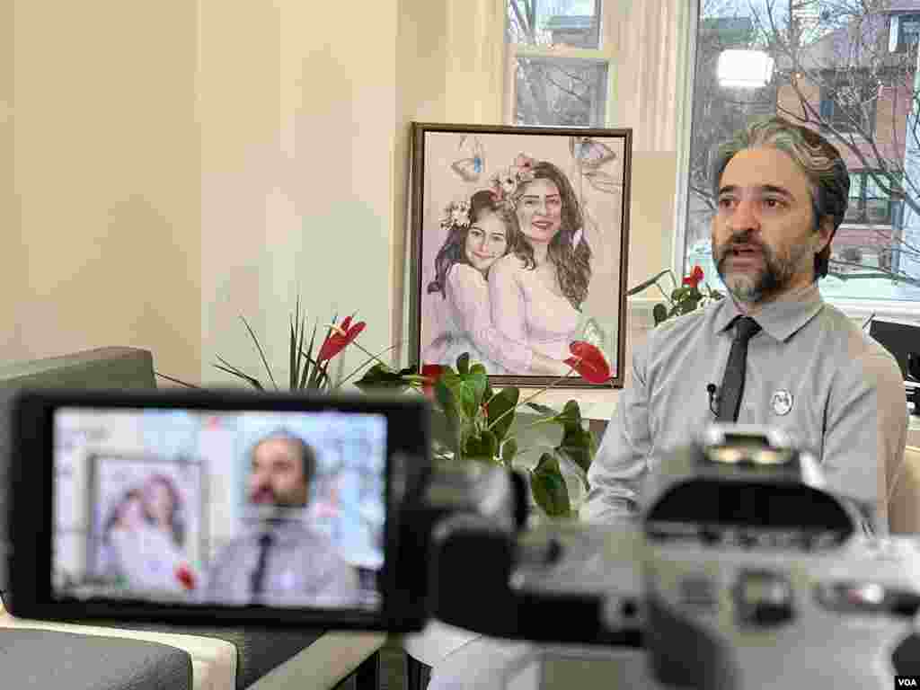 پشت صحنه فیلمبرداری مصاحبه بخش فارسی صدای آمریکا با حامد اسماعیلیون، همسر پریسا اقبالیان و پدر ریرا اسماعیلیون، از جان باختگان پرواز پی اس ۷۵۲