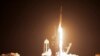 Roket SpaceX Falcon 9 dan kapsul dragon yang membawa empat awak menuju Stasiun Antariksa Internasional (ISS) lepas landas dari Kennedy Space Center di Cape Canaveral, Florida, pada 3 Maret 2024. (Foto: AP/John Raoux)