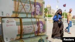 اسکناس ریال ایران در بازاری در شهر نجف، عراق- ۲۲ سپتامبر ۲۰۱۹ 