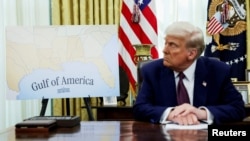 Arhiva - Predsednik SAD sedi pored mape na kojoj je natpis Američki zaliv, u Ovalnoj kancelariji, u Beloj kući u Vašingtonu, 13. februara 2025.