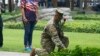 Pripadnik američke vojske odaje počast žrtvama terorističkog napada u Njujorku (Foto: KENA BETANCUR / AFP)