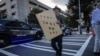 Un manifestante sostiene un cartel en apoyo de la fiscal Fani Willis frente al juzgado Lewis R. Slaton antes de la esperada acusación contra el ex presidente estadounidense Donald Trump, el 14 de agosto de 2023 en Atlanta, Georgia.