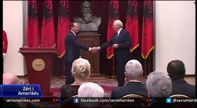 Presidenti Nishani nderon diplomatin amerikan, Kristofer Hill