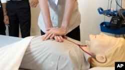 Demonstracija pružanja pomoći CPR tehnikom u Velikoj Britaniji (Foto: AP)