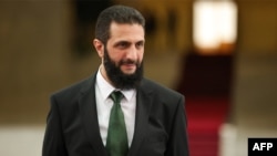 Pemimpin Suriah Ahmed al-Sharaa saat menunggu kedatangan Perdana Menteri Spanyol di Istana Kepresidenan di Damaskus pada 16 Januari 2025. (Foto: Syria's Transitional Government/AFP)