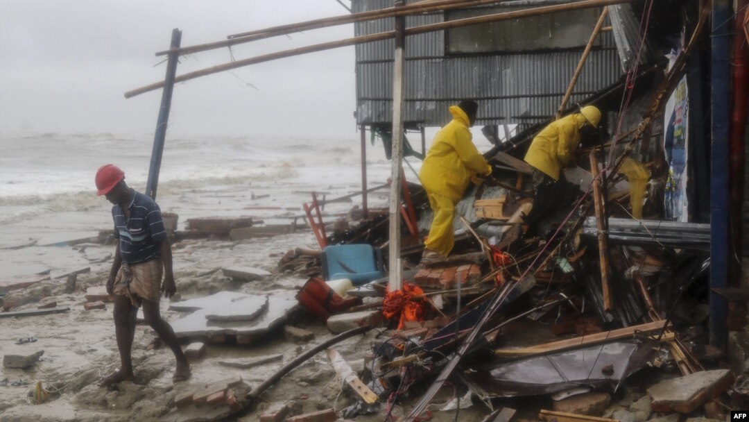 Bangladeshi rescue workers search for survivors after Cyclone Roanu hit Chittagong, May 21, 2016. Cyclone Roanu struck the Bangladesh coast forcing hundreds of thousands to flee their homes as the storm unleashed strong winds and heavy rains. 