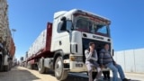 Kamionët që transportonin ndihma humanitare qëndrojnë në radhë në anën egjiptiane të pikës kufitare Rafah me Rripin e Gazës, më 2 mars 2025, pasi Izraeli pezulloi hyrjen e furnizimeve në rajon.