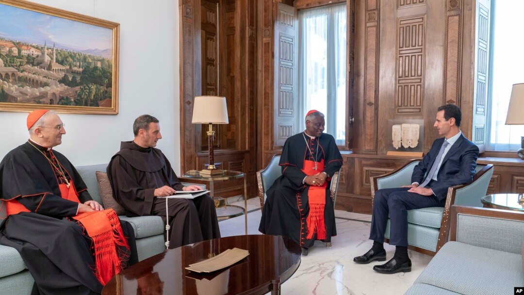 Kadinali Peter Turkson, wa pili kulia alipokutana na Rais Bashar Al Assad mjini Damascus, Syria, July 22, 2019.