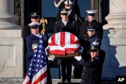 Sekey ansyen Prezidan Jimmy Carter, ki vlope ak drapo Etazini nan wout pou Katedral Nasyonal Washington nan kote fineray d eta li pral dewoule, 9 Janvye, 2025.