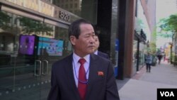 지난달 30일 미국 뉴욕의 북한 대표부가 위치한 디플로맷 센터 입구에서 김성 유엔주재 북한대사가 VOA 취재진의 질의에 응하지 않고 외면하는 모습.