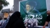 Stanovnici Bagdada pale sveće ispred ambasade Irana u Iraku, 20. maj 2024.(REUTERS/Thaier Al-Sudani)
