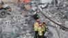 Para petugas penyelamat turut serta dalam operasi evakuasi di lokasi runtuhnya konstruksi jalan raya di Cheonan, Korea Selatan, pada 25 Februari 2025. (Foto: Kim Hong-ji/Reuters)