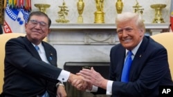 도널드 트럼프 미국 대통령과 이시바 시게루 일본 총리가 2025 년 2월 7일 워싱턴 백악관에서 회동하고 있다.