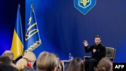 ปธน.โวโลดิเมียร์ เซเลนสกี แห่งยูเครน กล่าวในการเสวนา "Ukraine. Year 2025" ในกรุงเคียฟ ยูเครน 23 ก.พ. 2025 (Photo by Tetiana DZHAFAROVA / AFP)