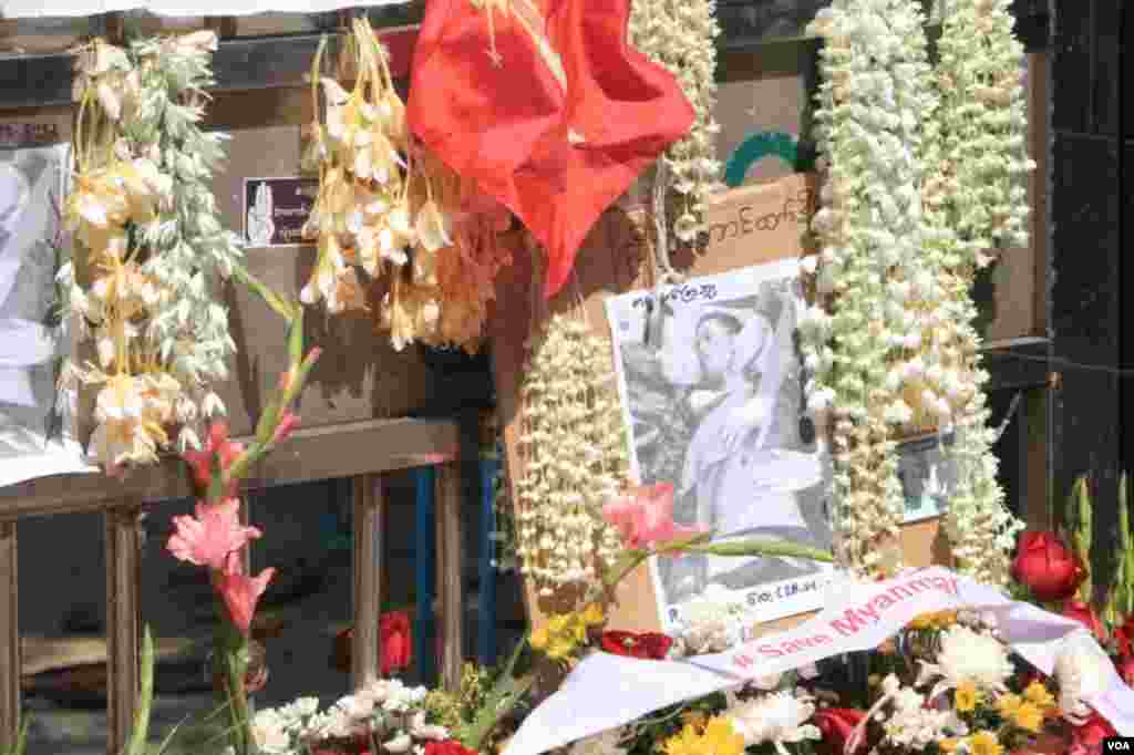 ရန်ကုန် ဆန္ဒပြပွဲအတွင်း သေနတ်ထိမှန်သေဆုံးသူများကို ၎င်းတို့ ကျဆုံးခဲ့ရာနေရာများမှာ ပန်းစည်း ပန်းခြင်းများနဲ့ အောက်မေ့ဂုဏ်ပြုခဲ့ကြတဲ့ မြင်ကွင်း။ (မတ် ၀၁၊ ၂၀၂၁) 