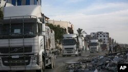 İsrail ile Hamas arasındaki ateşkes anlaşmasının yürürlüğe girmesiyle insani yardım kamyonları Mısır'dan Gazze Şeridi'ne Kerem Şalom sınır kapısından giriş yaptı- 19 Ocak 2025.