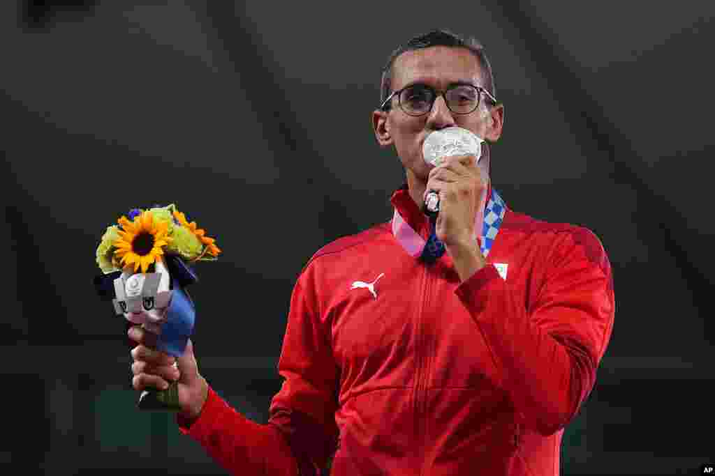 Ahmed Elgendy do Egipto celebra durante a cerimónia de medalhas do pentatlo masculino. 7 de Agosto, 2021 Tóquio, Japão. (AP Photo/Hassan Ammar)