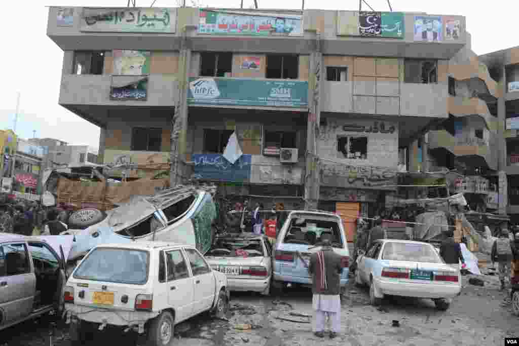The site of bomb blast in Quetta, Pakistan, January 10, 2013. (Hameed Samsor/VOA)